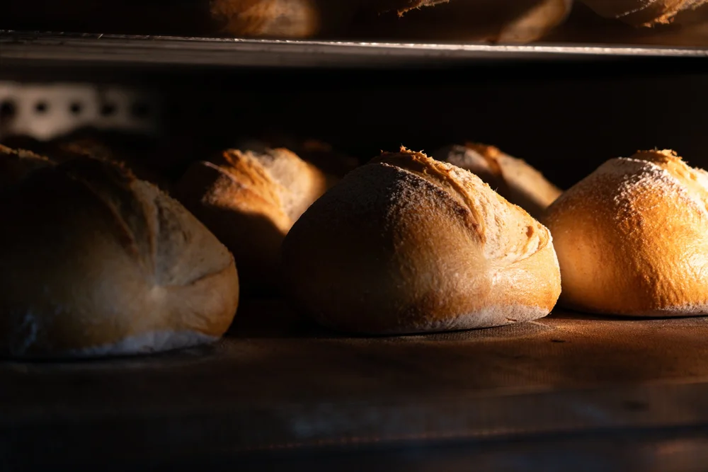 Vers zuurdesembrood in de oven