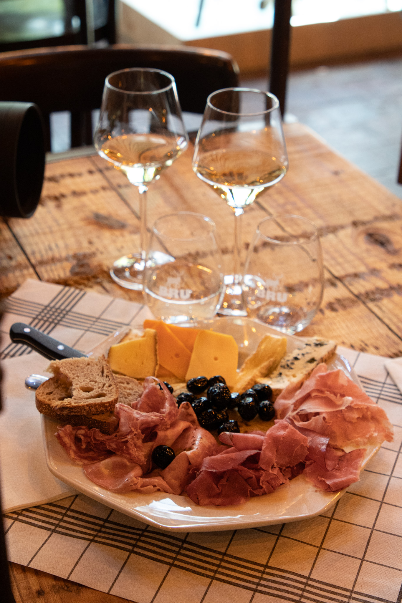 Kaas- en charcuteriebord met twee glazen wijn bij Het Archief