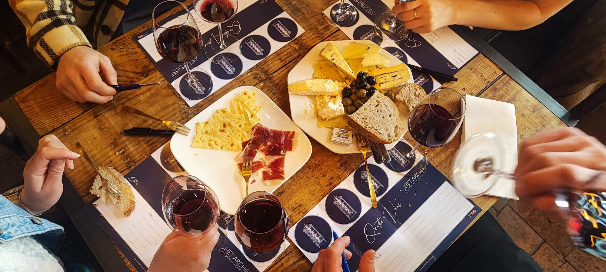 Wineflight met vier wijnen, tasting notes en hapjes om te delen